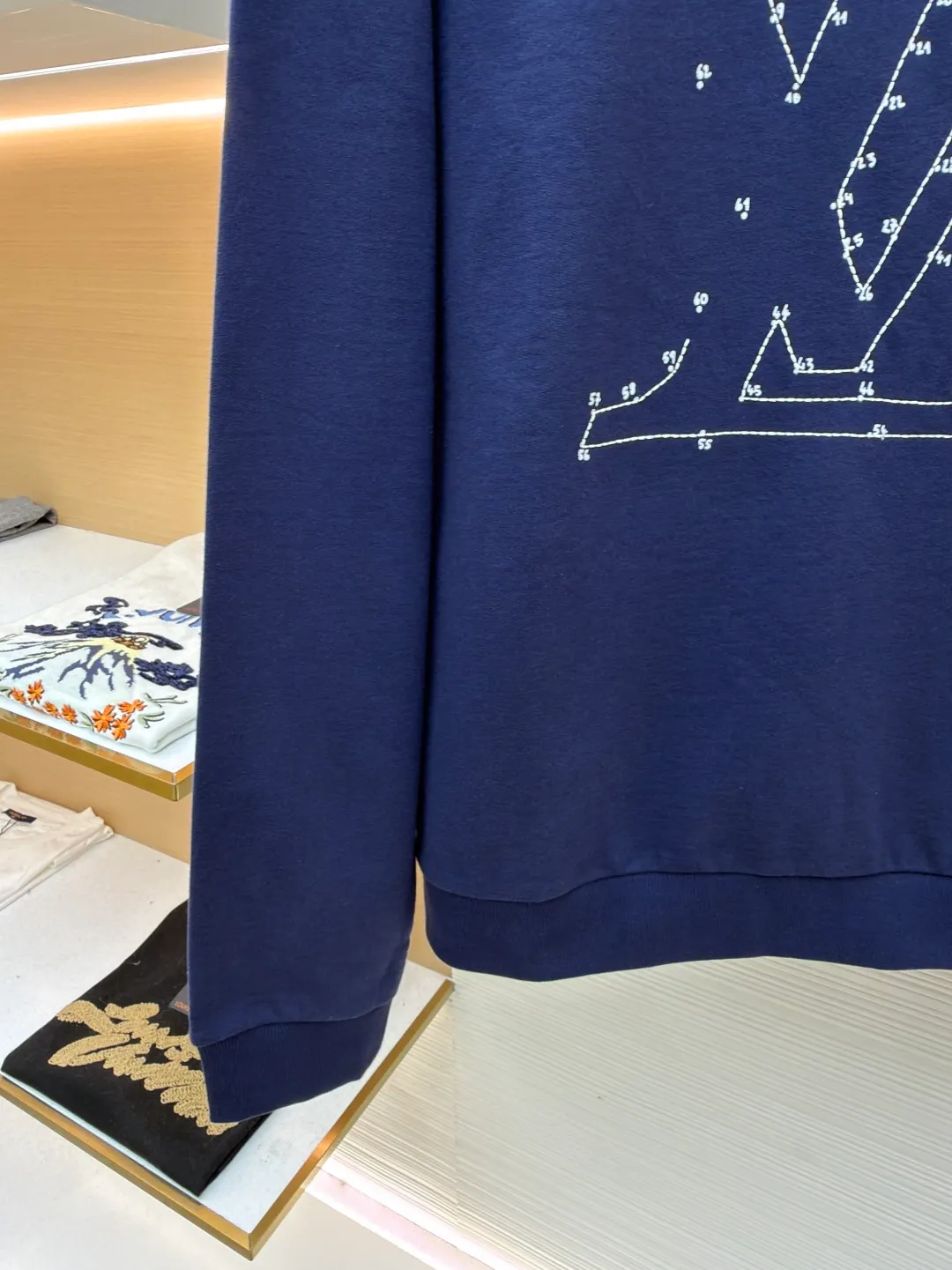 LOUIS VUITTON constellation embroidered round neck sweatshirt ●Original version: purchased and developed for 7499 ●Item number: 1681804-A90 ●Fabric: cotton sweatshirt fabric ●Technology: embroidery production ●Color: navy blue ●Version: fitted version ●Weight: about 485 grams ●Size: S-M-L-XL ●Description: 32s double-ply cotton sweatshirt fabric After the gray cloth is dyed and finalized, the base fabric is subjected to a fleece shearing process. An eight-claw machine is used for screen printing and laser engraving on kefir. The printing effect is matte and feels light and thin. The embroidery uses a Tajima embroidery machine imported from Japan. The overall wiring is straight and delicate, the fabric is comfortable and soft, and the color is consistent without color difference. It can be matched with the same style to create a fashionable look and control various occasions. Customized accessories, complete with three standards, same style for men and women!